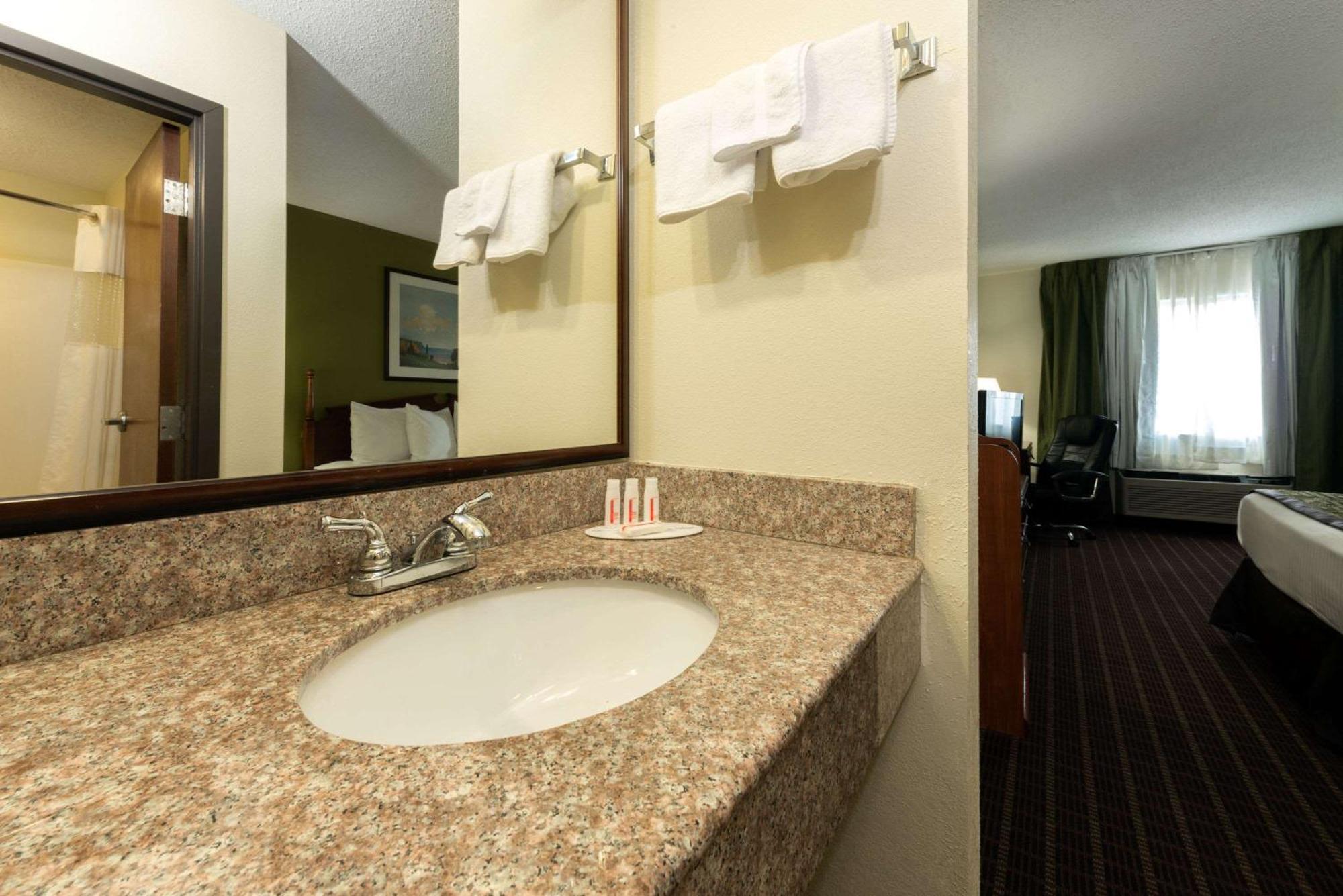 Baymont By Wyndham Louisville South I 65 Brooks Exteriör bild